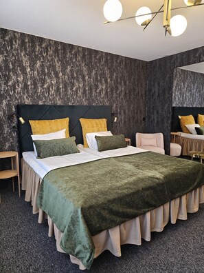 Deluxe Room | Desk, blackout drapes, soundproofing, iron/ironing board - Samantta Hotel & Restaurant (Oulu)