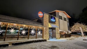 A building with a sign reading "LANKKU" and "Samantha Hotel & Restaurant". - Samantta Hotel & Restaurant (Oulu)