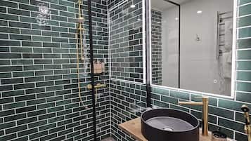 Deluxe Room | Bathroom | Free toiletries, towels