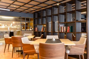 2 restaurantes, é servido café da manhã