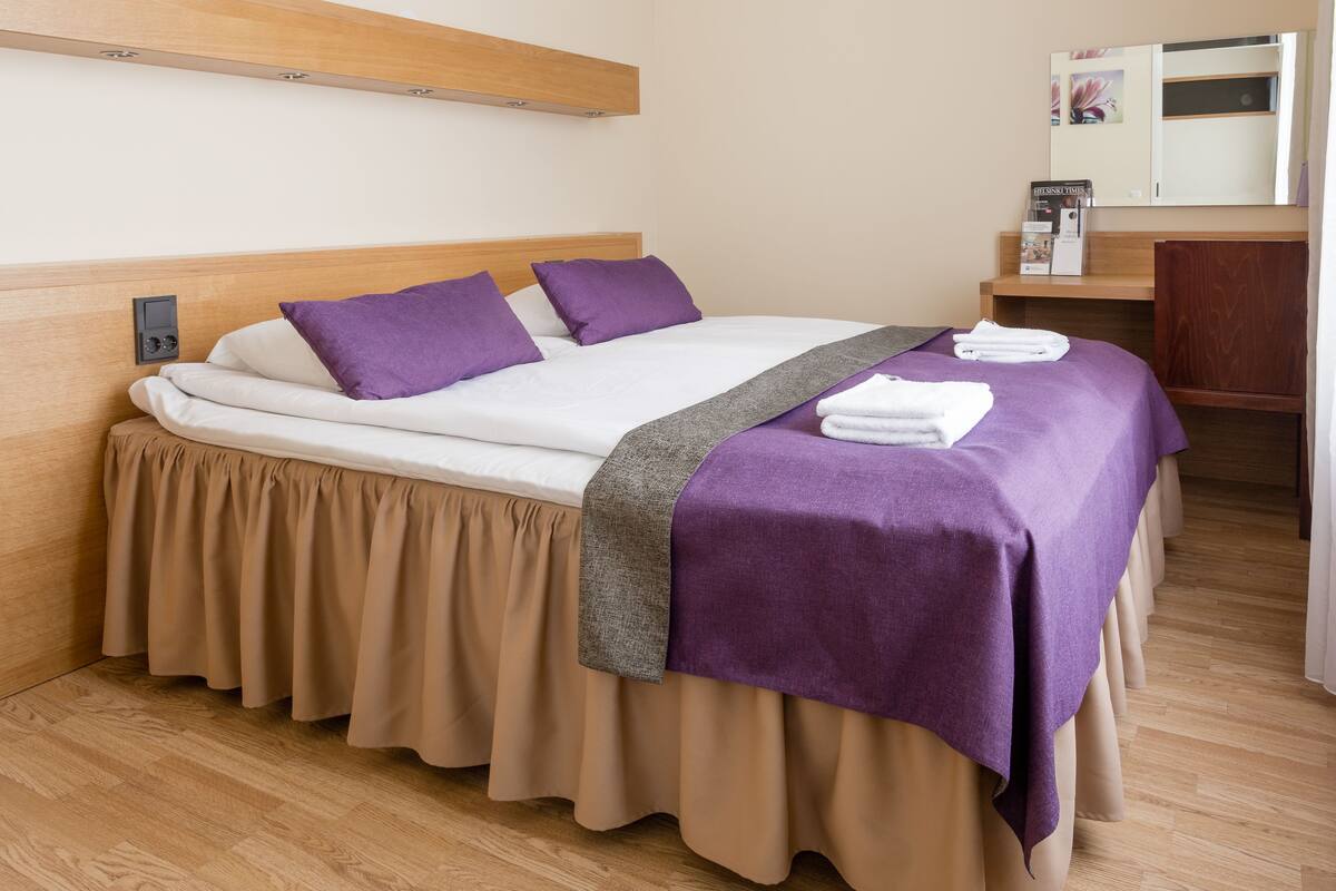 Schreibtisch, Verdunkelungsvorhänge, schallisolierte Zimmer