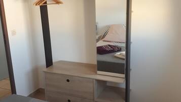 1 chambre, fer et planche Ă  repasser, Wi-Fi gratuit, draps fournis
