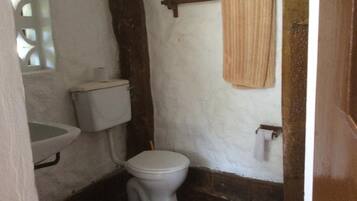 Habitación doble Deluxe, 2 habitaciones | Baño | Regadera, regadera tipo lluvia, pantuflas, toallas