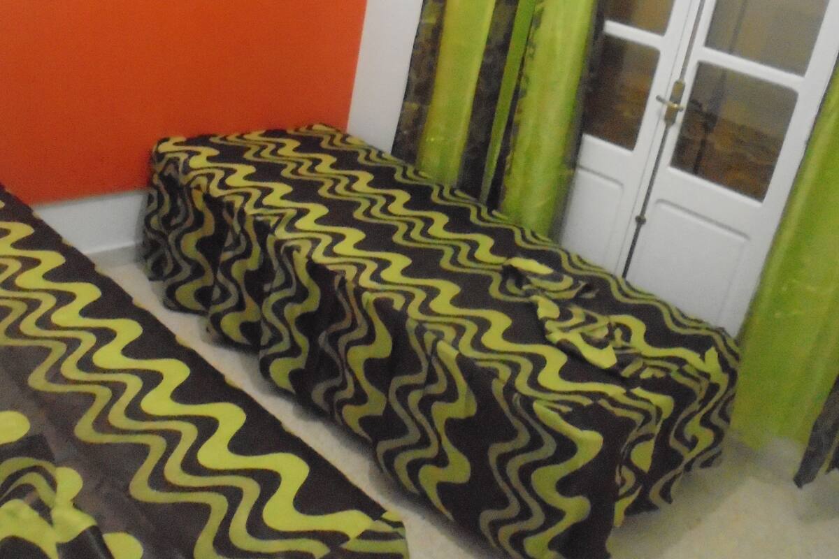 Desk, free cots/infant beds, bed sheets