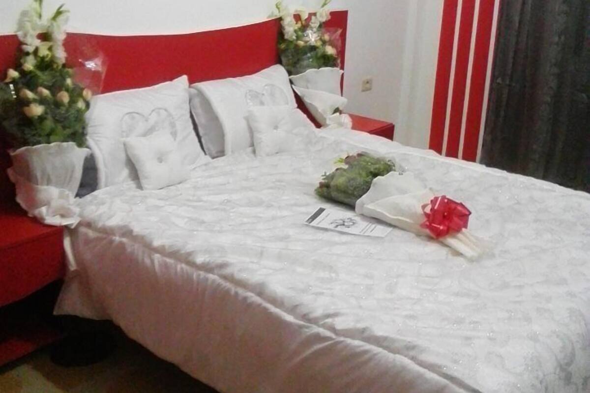 Desk, free cots/infant beds, bed sheets