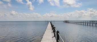 Baycation: Tranquil Bayfront Home, Private Pool, Pet-Friendly – Sleeps 10