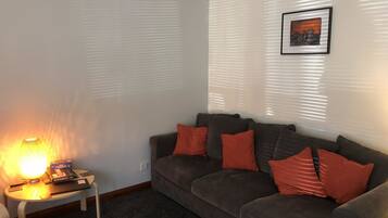 Apartamento (2 Bedrooms) | Zona de estar | Una televisión