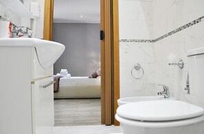 Dreibettzimmer, 1 Queen-Bett und Schlafsofa | Badezimmer