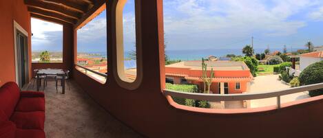 Deluxe-Suite, 1 Queen-Bett, Terrasse, Meerblick | Blick auf das Wasser