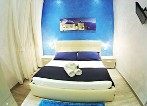 Standard-Doppelzimmer, 1 Queen-Bett, Terrasse | Schreibtisch, Babybetten, kostenloses WLAN, Bettwäsche