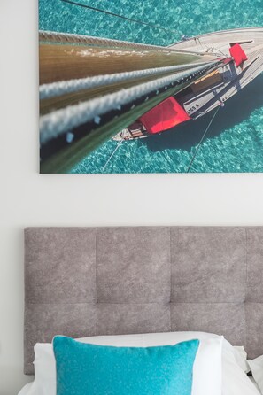 Luxury Apartment, City View | Egyptian cotton sheets, premium bedding, memory-foam beds, in-room safe - Lux Private Guest Suite Superb Location (Split)
