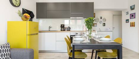 Luxury Apartment, City View | Living area | Smart TV, Netflix