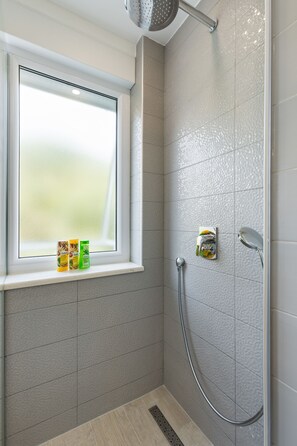 Luxury-Apartment, Stadtblick | Badezimmer | Dusche, Regendusche, kostenlose Toilettenartikel, Haartrockner