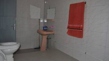 Habitación cuádruple | Baño | Ducha, cabezal de ducha tipo lluvia, toallas y jabón