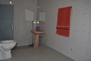 Quadruple Room | Bathroom | Shower, rainfall showerhead, towels, soap - Hotel Restaurant Asgaour (Sti Fadma)