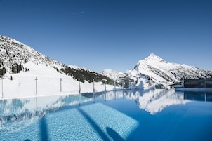 Una piscina al aire libre, tumbonas