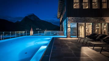 Una piscina al aire libre, tumbonas