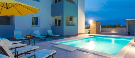 Una piscina al aire libre