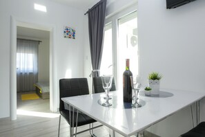 Dining - Apartment with Terrace and Free WiFi (Novalja)