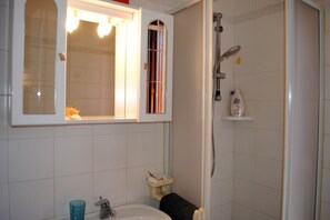 Shower, hair dryer, bidet, towels - BNBOOK-BILO MALPENSA (GALLARATE)