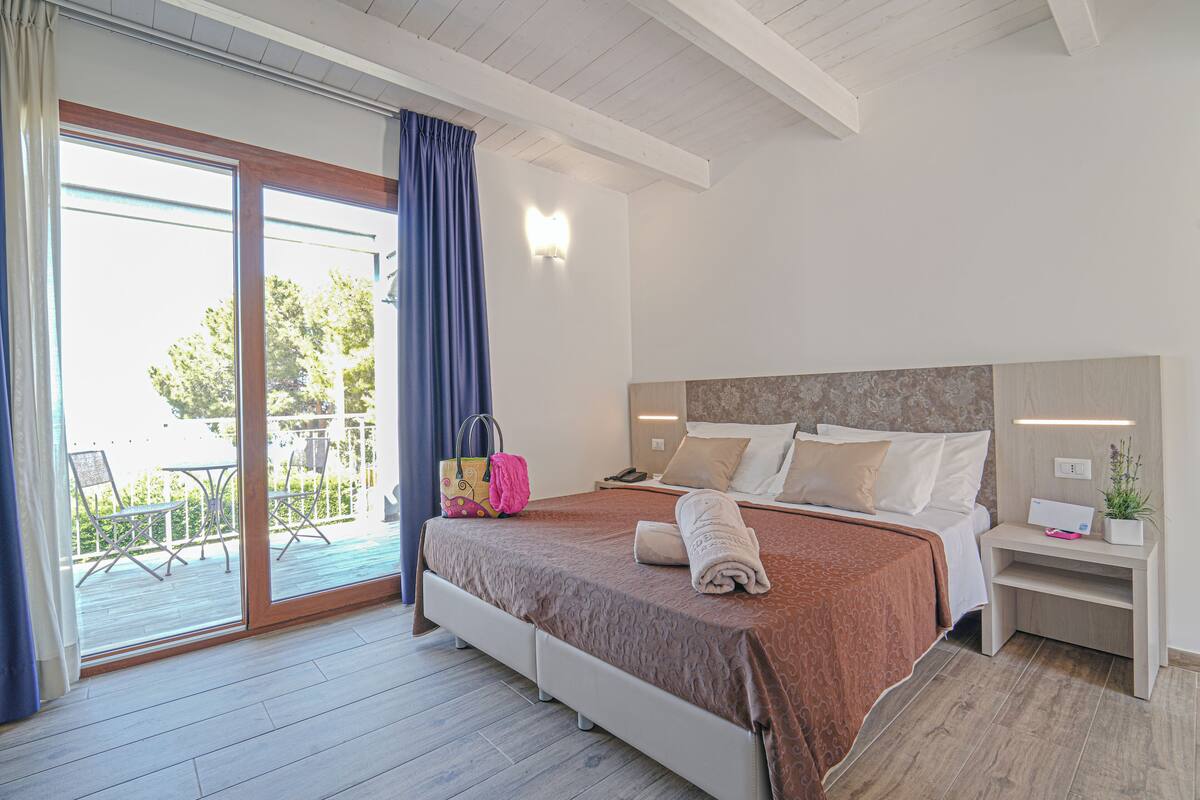 Classic Double Room | In-room safe, blackout drapes, free WiFi, bed sheets