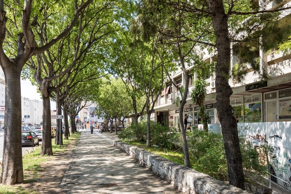 Property entrance - Spacious & Clean Condo near Beach (Split)