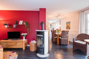 Interior - Exclusive holiday home under thatch, near the beach up to 6 persons, fireplace, garden, (Koserow)
