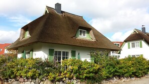 Exterior - Exclusive holiday home under thatch, near the beach up to 6 persons, fireplace, garden, (Koserow)
