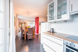 Fridge, microwave, oven, stovetop - Exclusive holiday home under thatch, near the beach up to 6 persons, fireplace, garden, (Koserow)