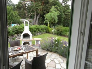 Outdoor dining - Exclusive holiday home under thatch, near the beach up to 6 persons, fireplace, garden, (Koserow)