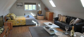 Genießen Sie den hellen und luftigen Wohnraum inmitten einer wunderschönen Landschaft.