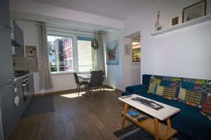 Departamento Premium, vista al patio | Área de sala de estar | Televisión de pantalla plana de 200 cm con canales por cable y Smart TV 