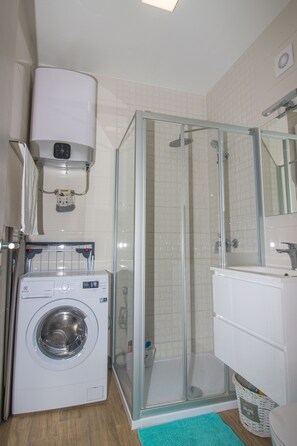Premium Apartment, Courtyard View | Bathroom