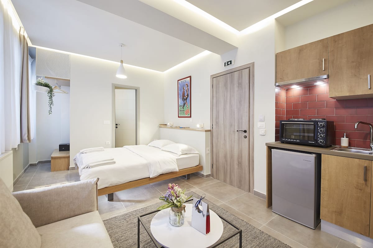 Monolocale (3 adults, 1st floor) | Area soggiorno | TV a schermo piatto