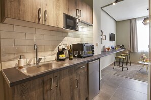Apartment, 1 Bedroom (1st Floor) | Private kitchen | Fridge, microwave, oven, stovetop