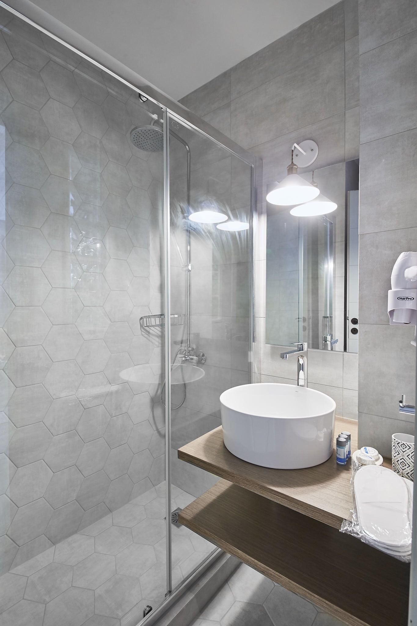 Estudio (2 adults, 2nd floor) | Baño | Ducha, secador de pelo, zapatillas y toallas