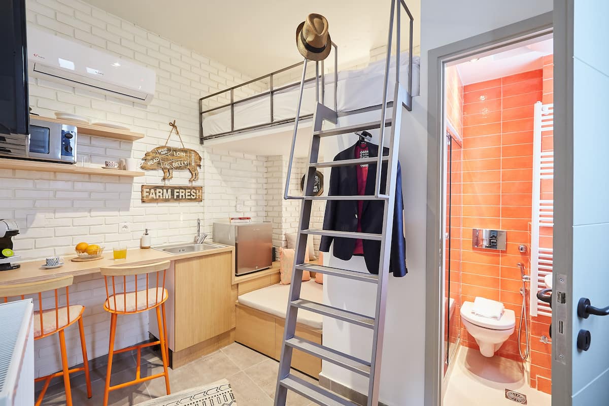 Monolocale (1 adult, 4th floor) | Area soggiorno | TV a schermo piatto
