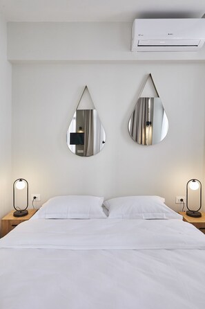 Studio (2 adults, 1st floor) | In-room safe, individually decorated, individually furnished, desk - toStay loft (Athens)