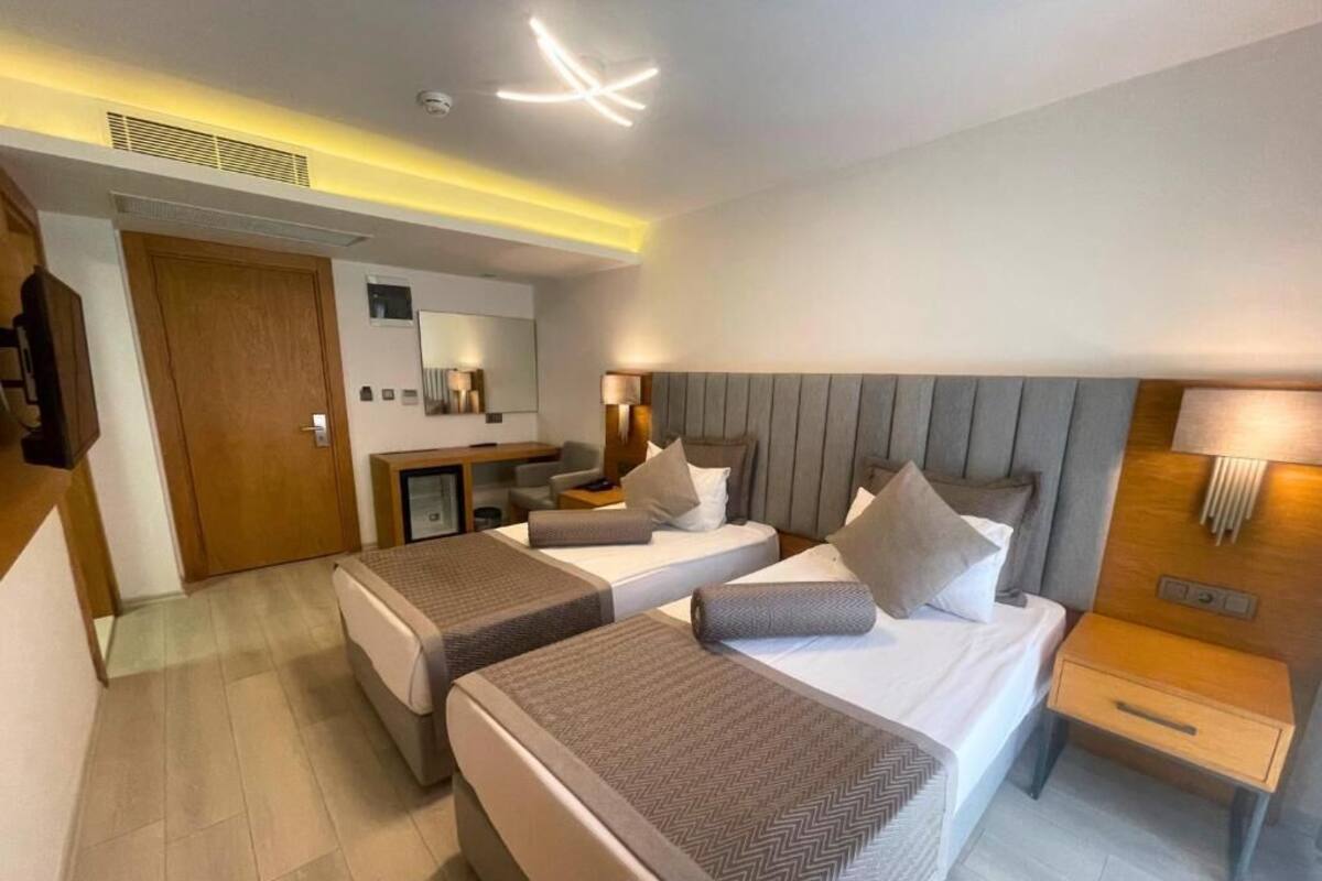 1 bedroom, Egyptian cotton sheets, premium bedding, memory foam beds