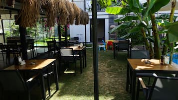 Se sirven desayunos y cocina americana (con vistas a la piscina)