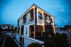 Voorkant accommodatie - avond/nacht