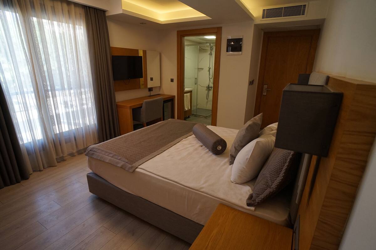 1 bedroom, Egyptian cotton sheets, premium bedding, memory foam beds