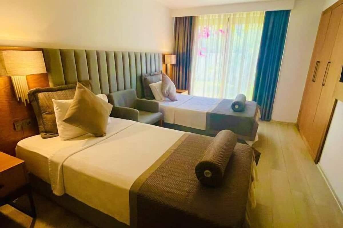 1 bedroom, Egyptian cotton sheets, premium bedding, memory-foam beds