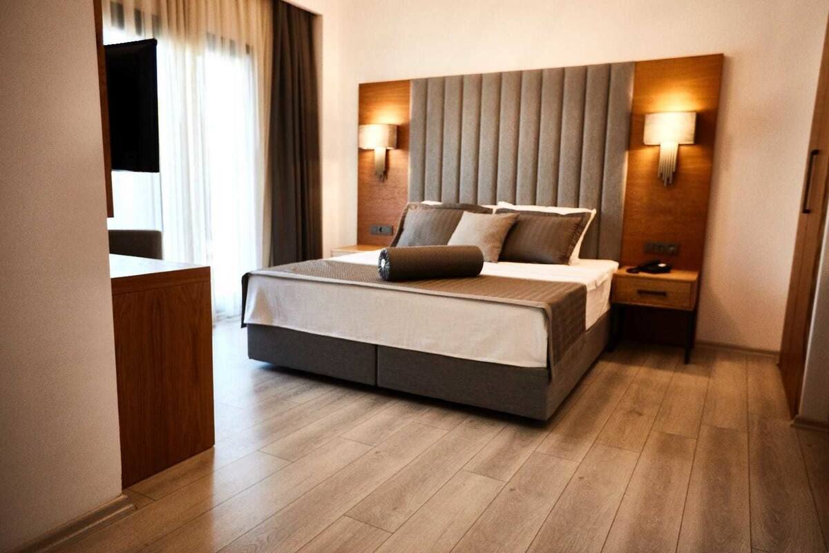 1 bedroom, Egyptian cotton sheets, premium bedding, memory foam beds