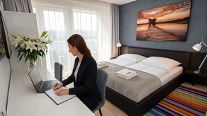 Rom – premium, 1 queensize-seng | Minibar, safe på rommet, skrivebord og blendingsgardiner
