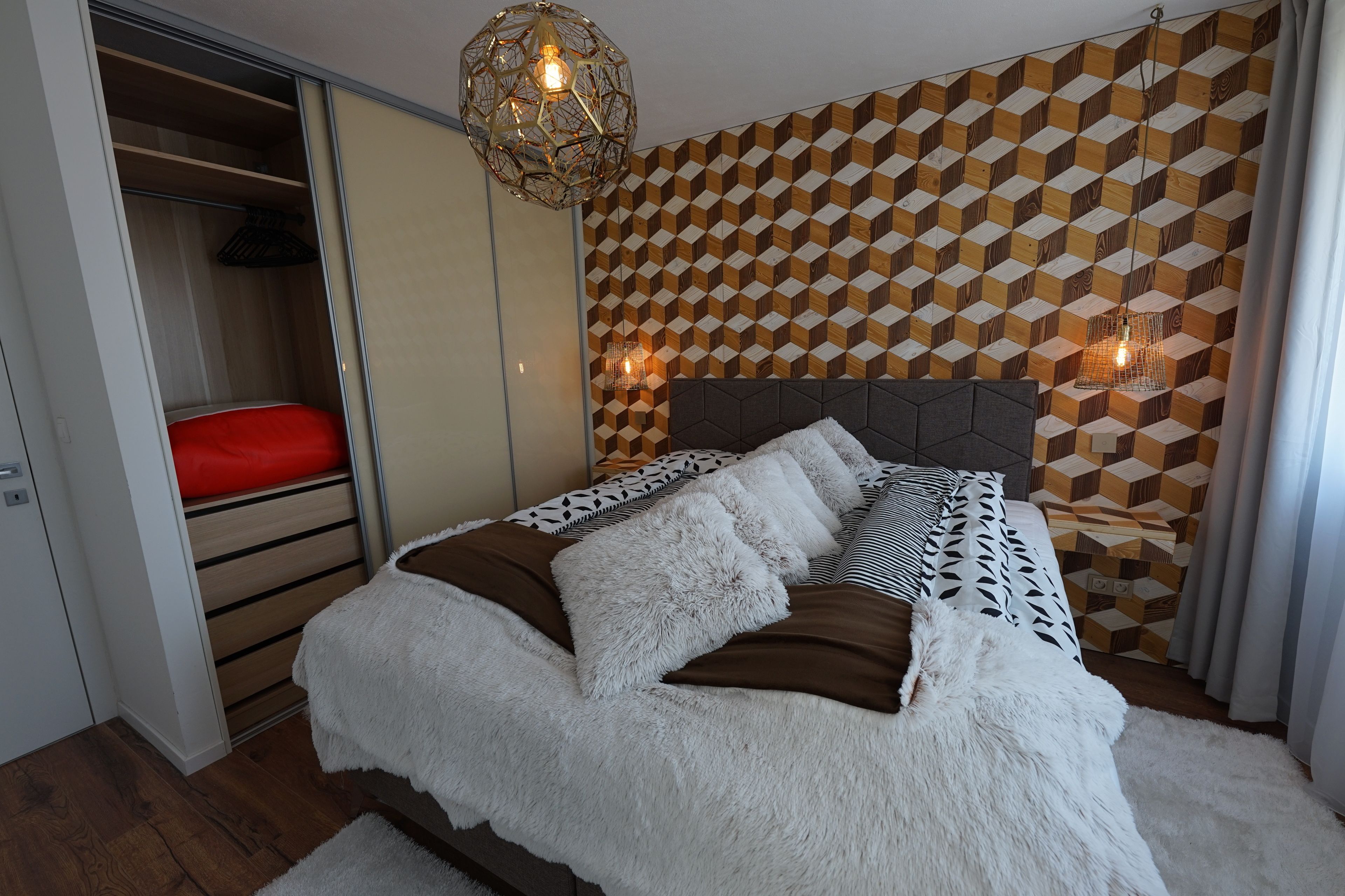Apartamento exclusivo, 1 cama Queen | Frigobar, cofres nos quartos, escrivaninha, cortinas blackout