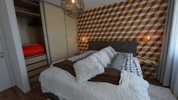 Apartamento exclusivo, 1 cama Queen | Frigobar, cofres nos quartos, escrivaninha, cortinas blackout
