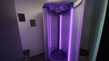 Una habitación con techo curvo e iluminación morada.