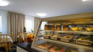 Minibar, caja de seguridad en la habitación y escritorio