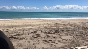 在海滩、沙滩椅、沙滩毛巾